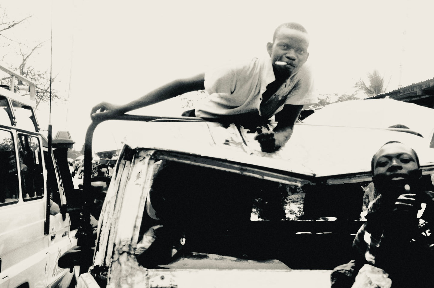 Kasai 2017. Le fumeur sur la voiture cabossée